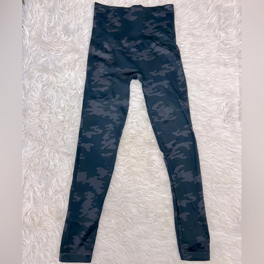 SPANX Look at Me Now Seamless LeggingsBlack Camo‎ Size Small Petite